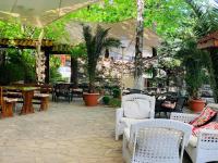 Κήπος έξω από το Meatsa Hotel