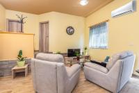 Televízia a/alebo spoločenská miestnosť v ubytovaní Apartmani Monte