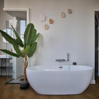 Een badkamer bij FINCH Boutique Hotel, downtown