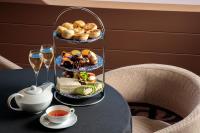 una mesa con dos platos de comida y copas de vino en InterContinental Adelaide by IHG, en Adelaida