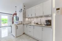 Kuchyňa alebo kuchynka v ubytovaní Good Day Apartments- private parking new town