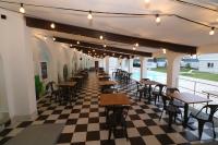 een restaurant met tafels en stoelen op een geruite vloer bij Artemisia B&B in Bari