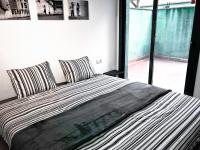 Posteľ alebo postele v izbe v ubytovaní Urban Manesa city center apartment with private patio