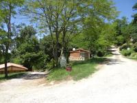un chemin de terre avec une maison et des arbres dans l&#39;établissement Camping Le Bourdieu, à Durfort