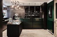 cocina con armarios verdes y encimera en GRONERS Leipzig City Center, en Leipzig