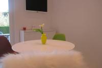 Telewizja i/lub zestaw kina domowego w obiekcie CANDY ap.-near center,bus,beach+free parking place