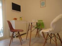 Telewizja i/lub zestaw kina domowego w obiekcie CANDY ap.-near center,bus,beach+free parking place