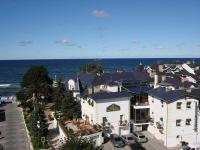 eine Luftaufnahme einer Stadt am Meer in der Unterkunft Meduza Hotel &amp; Spa in Mielno