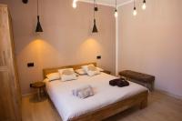 Un dormitorio con una cama con dos almohadas encima. en Shardan Guest House, en Alghero