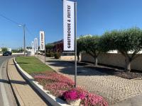 una fila de señales a un lado de una carretera en Lost &amp; Found - Guesthouse &amp; Suites, en Albufeira