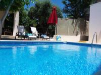 Bazén v ubytování Family House with Pool in Kritou Tera nebo v jeho okolí