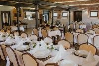 Un restaurant u otro lugar para comer en Zamek Bożejów