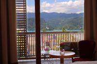 balcón con mesa y vistas a la montaña en Hotel Lovec, en Bled