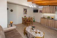 Televízia a/alebo spoločenská miestnosť v ubytovaní Nefeli seaview apartment
