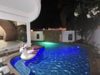 Bazén v ubytování TEWAREE VILLA - PATTAYA HOLIDAY HOUSE WALKING STREET 4 bedrooms nebo v jeho okolí