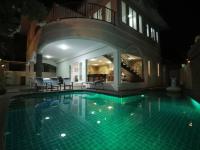 Bazén v ubytování TEWAREE VILLA - PATTAYA HOLIDAY HOUSE WALKING STREET 4 bedrooms nebo v jeho okolí