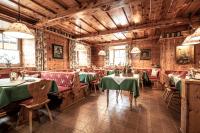 Restauracja lub miejsce do jedzenia w obiekcie Örglwirt Ferienwelt - Hotel Post Örglwirt