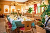 Restauracja lub miejsce do jedzenia w obiekcie Örglwirt Ferienwelt - Hotel Post Örglwirt