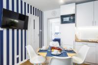 Kuchyňa alebo kuchynka v ubytovaní Apartament 1B Niebieskie Apartamenty Poddąbie dawniej Blue Marine z basenem krytym, odkrytym, salą zabaw, animacjami