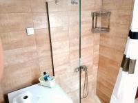 A bathroom at DriftWood Center Apartment