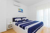 Posteľ alebo postele v izbe v ubytovaní Apartment Royal II