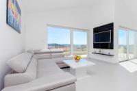 Televízia a/alebo spoločenská miestnosť v ubytovaní Apartment Royal II