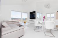 Televízia a/alebo spoločenská miestnosť v ubytovaní Apartment Royal II