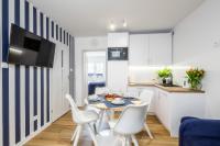 Kuchyňa alebo kuchynka v ubytovaní Apartament 1B Niebieskie Apartamenty Poddąbie dawniej Blue Marine z basenem krytym, odkrytym, salą zabaw, animacjami