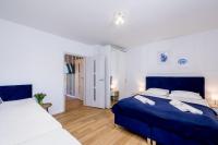 Posteľ alebo postele v izbe v ubytovaní Apartament 1B Niebieskie Apartamenty Poddąbie dawniej Blue Marine z basenem krytym, odkrytym, salą zabaw, animacjami