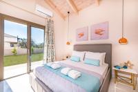 Posteľ alebo postele v izbe v ubytovaní Zante Prime Heated Pool Villas
