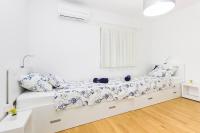 Posteľ alebo postele v izbe v ubytovaní Apartment Royal II