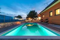 Bazén v ubytovaní Villa Veronica with great sea view & private pool - calm & relax holidays in Istria alebo v jeho blízkosti