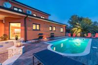 Bazén v ubytovaní Villa Veronica with great sea view & private pool - calm & relax holidays in Istria alebo v jeho blízkosti