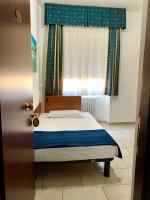 A bed or beds in a room at Hotel Alessander