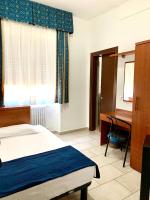 A bed or beds in a room at Hotel Alessander
