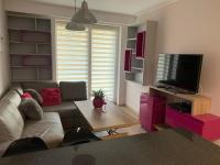 Televízia a/alebo spoločenská miestnosť v ubytovaní Apartament ONE ogródek i parking