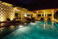 ein Swimmingpool in einem Resort bei Nacht in der Unterkunft Kebun Villas & Resort in Senggigi 