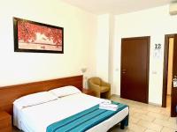 A bed or beds in a room at Hotel Alessander
