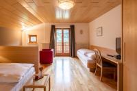 A bed or beds in a room at Am Rainell Hof