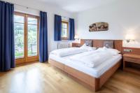 A bed or beds in a room at Am Rainell Hof