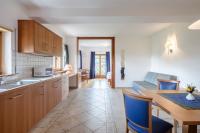 A kitchen or kitchenette at Am Rainell Hof