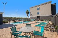 La Quinta by Wyndham Pasadena Northの敷地内または近くにあるプール