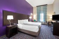 La Quinta by Wyndham Pasadena Northにあるテレビまたはエンターテインメントセンター