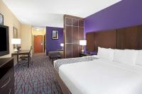 La Quinta by Wyndham Pasadena Northにあるベッド