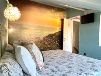 Postel nebo postele na pokoji v ubytování Akla Suites con Jacuzzi Santillana