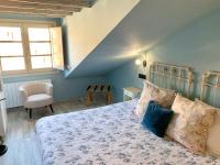 Postel nebo postele na pokoji v ubytování Akla Suites con Jacuzzi Santillana