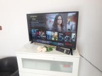 Televízia a/alebo spoločenská miestnosť v ubytovaní Via Bovio Guest House