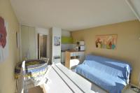 une chambre d&#39;hôpital avec un lit et une cuisine dans l&#39;établissement Studio cabine vue port grand pavois M, au Grau-du-Roi