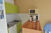 une cuisine avec un four micro-ondes et un mixeur sur un comptoir dans l&#39;établissement Studio cabine vue port grand pavois M, au Grau-du-Roi