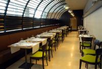 奎托·迪·特雷维索BHR特拉维索酒店的餐厅里的一排桌椅